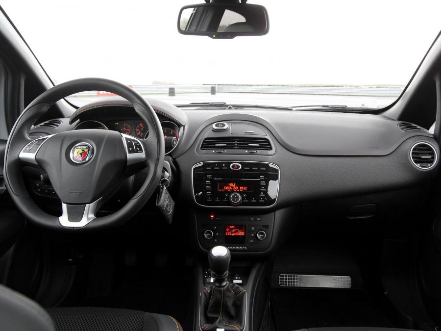 Торпедо Abarth Punto SuperSport (199) 2012 года  (фото 30 из 32)